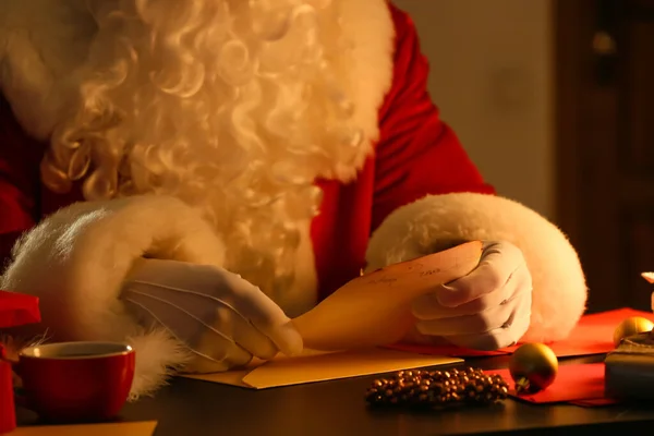 Święty Mikołaj Czyta List Przy Stole Wigilię — Zdjęcie stockowe