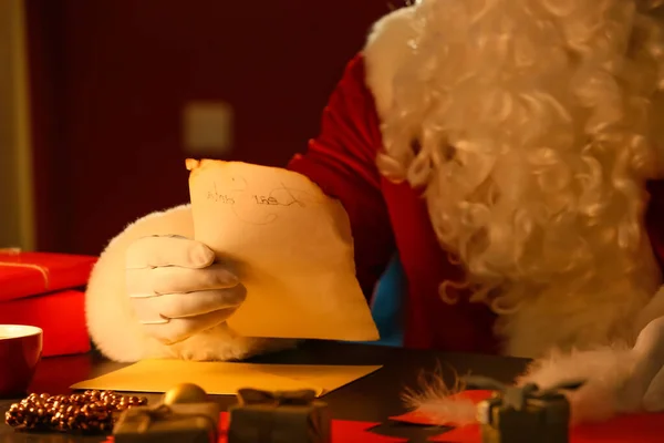 Papai Noel Ler Carta Mesa Véspera Natal — Fotografia de Stock