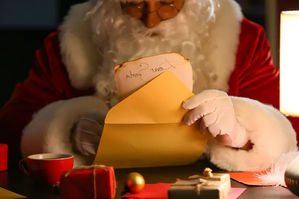 Święty Mikołaj Czyta List Przy Stole Wigilię — Zdjęcie stockowe
