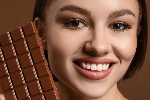 Beautiful Woman Sweet Chocolate Color Background — Stock Photo, Image