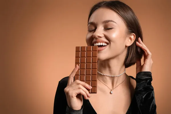 Hermosa Mujer Con Chocolate Dulce Fondo Color — Foto de Stock