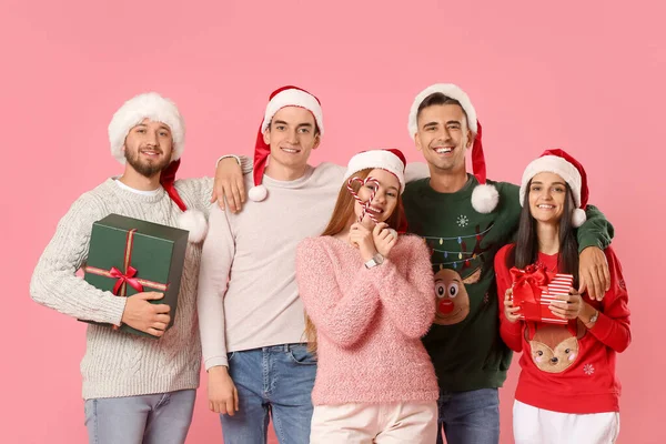 Grupo Amigos Com Presentes Natal Bengalas Doces Fundo Cor — Fotografia de Stock