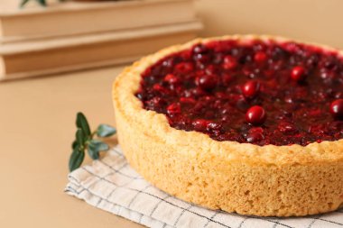 Renkli arkaplanda lezzetli yaban mersinli turta, yakın plan.