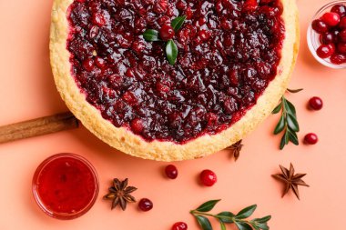 Baharatlı ve reçelli lezzetli yaban mersinli turta.