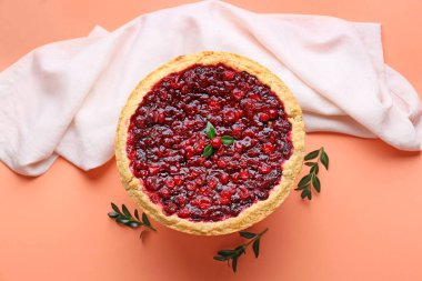 Lezzetli yaban mersinli turta ve renk arkaplanda dallar