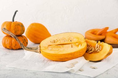 Açık arkaplanda olgun kesilmiş balkabağı