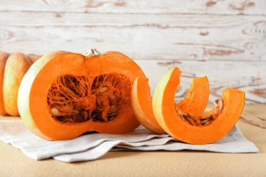 Renkli arkaplanda olgun kesilmiş balkabağı