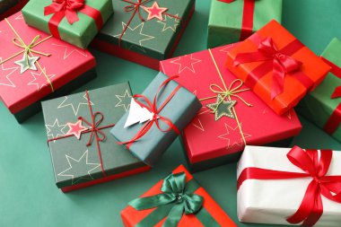 Renk arkaplanında farklı Noel hediyeleri