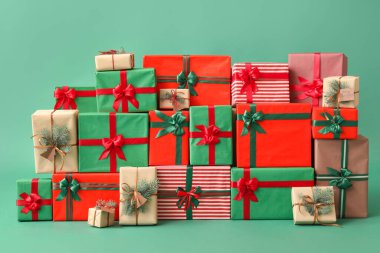 Renk arkaplanında farklı Noel hediyeleri