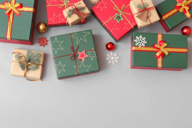 Işık arkaplanda süsleri olan Noel hediyeleri