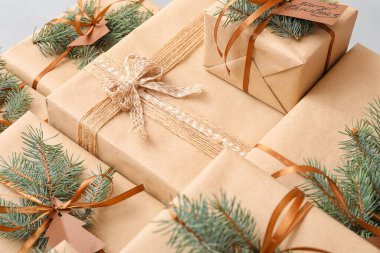 Işık arkaplanda köknar dallarıyla Noel hediyeleri