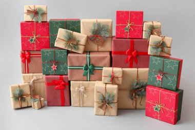 Işık arkaplanda farklı Noel hediyeleri