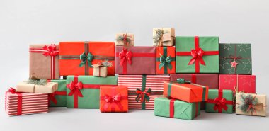 Işık arkaplanda farklı Noel hediyeleri