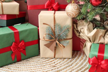 Halıda farklı Noel hediyeleri