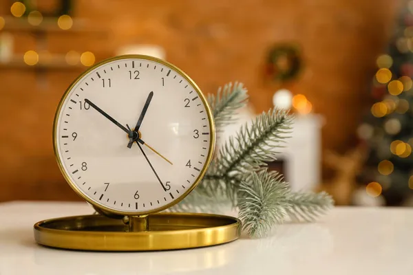 クリスマスの妖精の時間 ぼやけた部屋の内部の背景にある黄金の目覚まし時計 — ストック写真