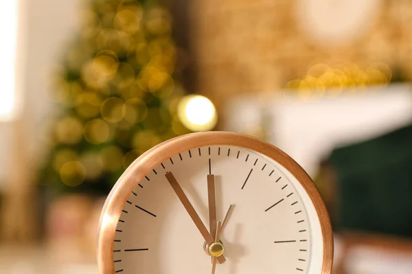 クリスマスの妖精の時間 ぼやけた部屋の内部の背景にスタイリッシュな目覚まし時計 — ストック写真