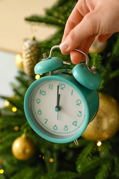 Mujer Sosteniendo Reloj Despertador Turquesa Fondo Del Árbol Navidad —  Fotos de Stock