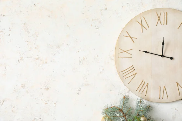 Elegante Interior Con Árbol Navidad Reloj Madera Pared Luz —  Fotos de Stock