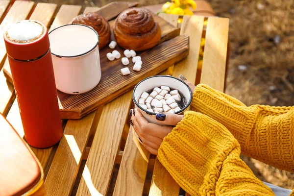 Junge Frau Trinkt Herbsttag Heiße Schokolade — Stockfoto