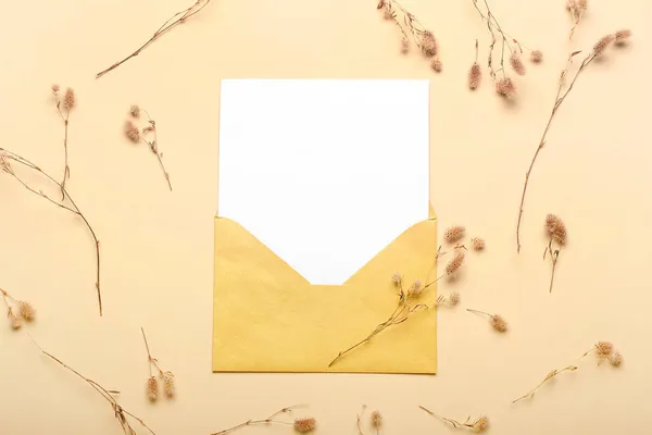 Envelop Met Blanco Kaart Gedroogde Bloemen Kleur Achtergrond — Stockfoto