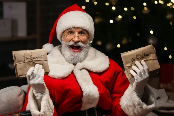 Zaskoczony Święty Mikołaj Literami Domu Wigilię Bożego Narodzenia — Zdjęcie stockowe