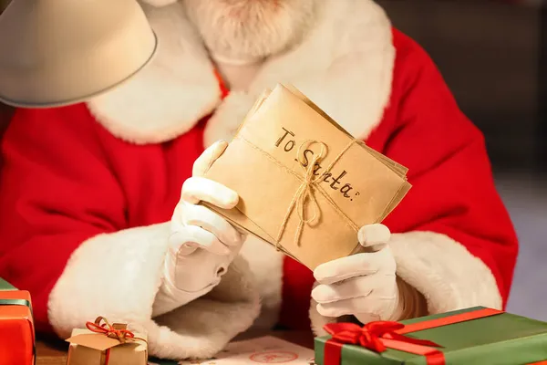 Weihnachtsmann Mit Briefen Heiligabend Daheim — Stockfoto