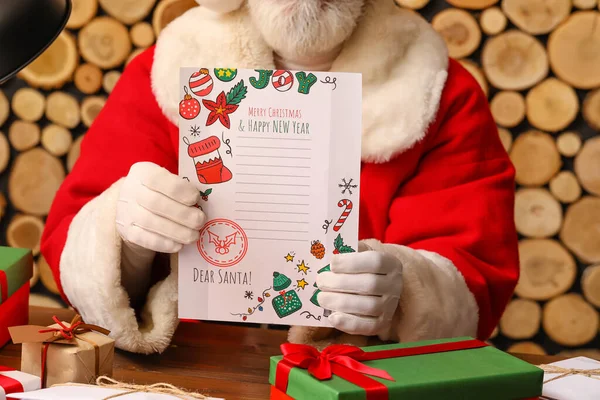 Papai Noel Com Carta Vazia Casa Véspera Natal — Fotografia de Stock