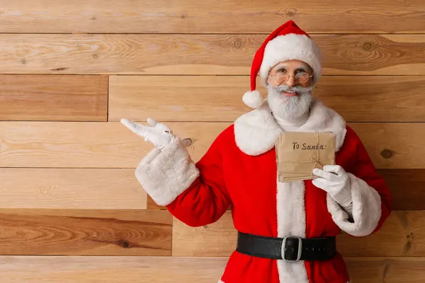 Kerstman Met Letters Die Iets Laten Zien Houten Ondergrond — Stockfoto