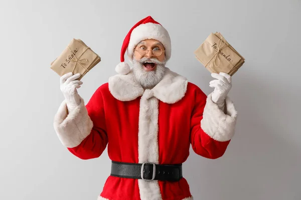 Feliz Santa Claus Con Letras Sobre Fondo Gris —  Fotos de Stock