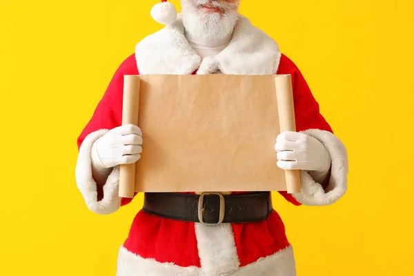 Weihnachtsmann Mit Leerem Buchstaben Auf Farbigem Hintergrund — Stockfoto