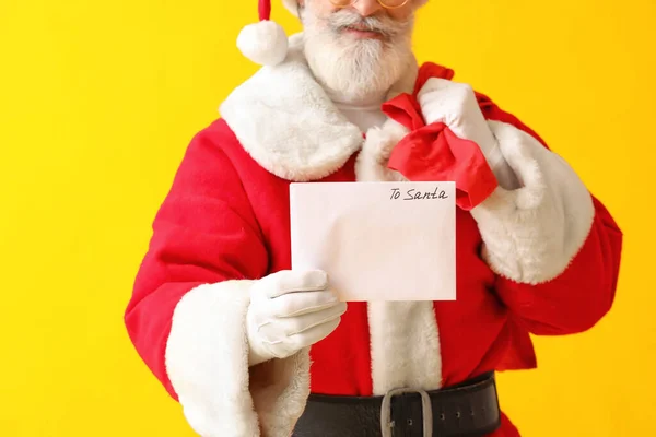 Santa Claus Med Brev Och Säck Väska Färg Bakgrund — Stockfoto