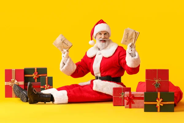 Weihnachtsmann Mit Briefen Und Geschenken Auf Gelbem Hintergrund — Stockfoto