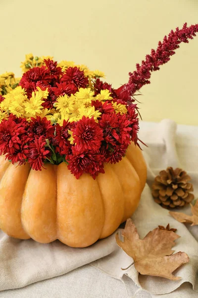 Schöner Strauß Herbstblumen Kürbis Auf Dem Tisch Der Nähe Beige — Stockfoto