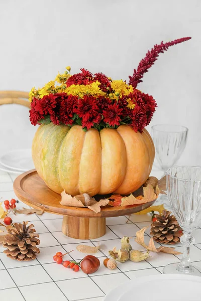 Beautiful Bouquet Autumn Flowers Pumpkin Table White Wall — Stock Photo, Image