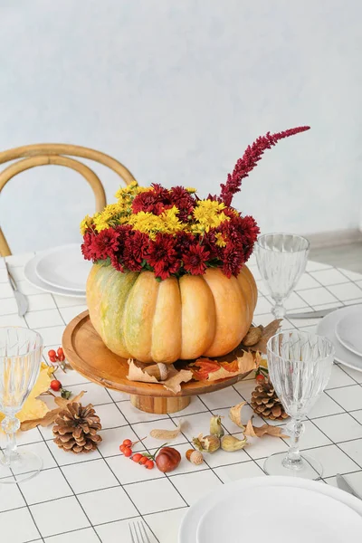 Прекрасный Букет Осенних Цветов Тыкве Столе Белой Стены — стоковое фото