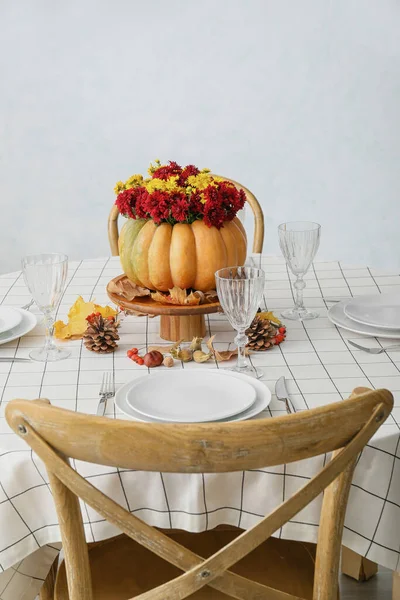 Beyaz Duvarın Yanındaki Servis Masasında Sunulan Balkabağında Güzel Bir Buket — Stok fotoğraf