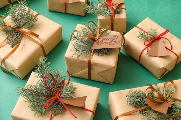 Рождественские Подарки Еловыми Ветвями Цветном Фоне — стоковое фото