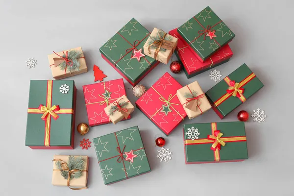 Regali Natale Con Ornamenti Sfondo Chiaro — Foto Stock