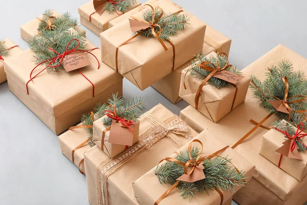 Рождественские Подарки Еловыми Ветками Светлом Фоне — стоковое фото
