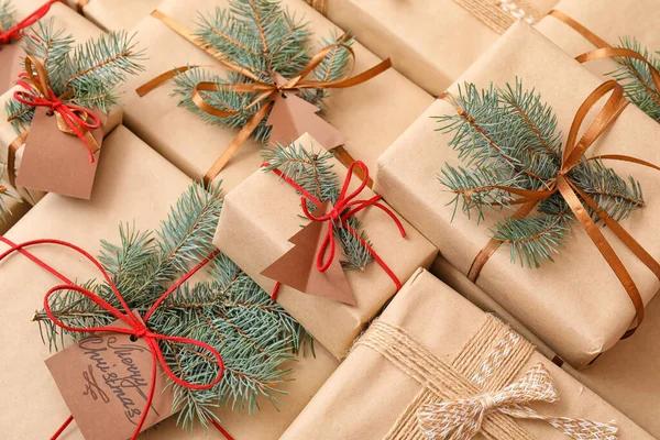 Рождественские Подарки Еловыми Ветвями Качестве Фона — стоковое фото
