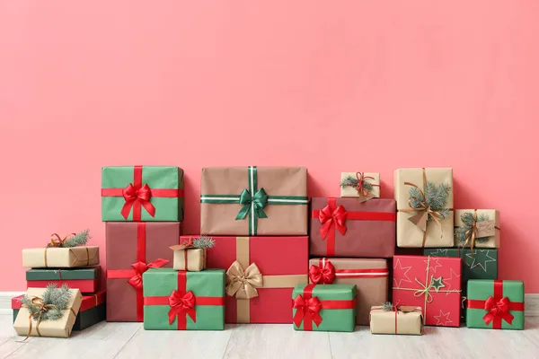 Различные Рождественские Подарки Рядом Цветной Стеной — стоковое фото