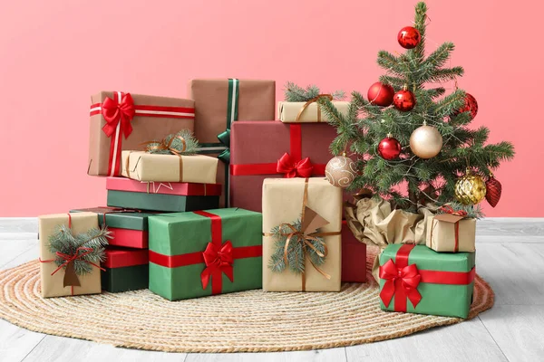 Albero Natale Diversi Regali Vicino Alla Parete Colore — Foto Stock