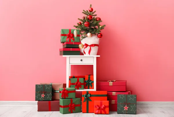 Χριστουγεννιάτικο Δέντρο Και Διάφορα Δώρα Κοντά Στον Τοίχο Χρώμα — Φωτογραφία Αρχείου