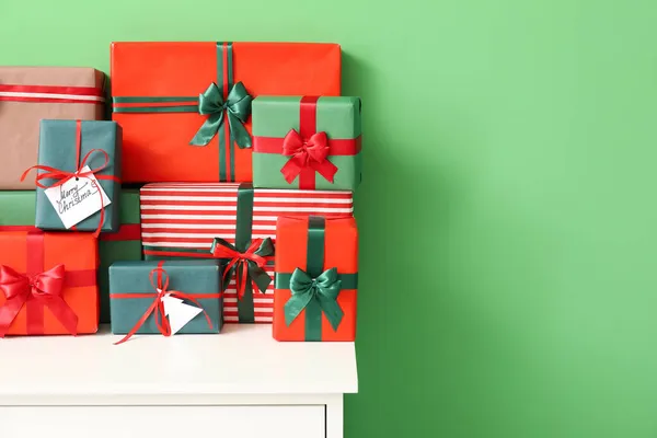 Cómoda Con Diferentes Regalos Navidad Sobre Fondo Color — Foto de Stock