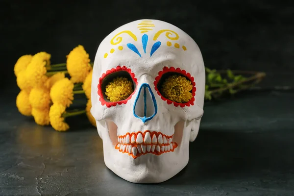 Målad Människoskalle För Mexikos Dödsdag Dia Muertos Och Blommor Mörk — Stockfoto