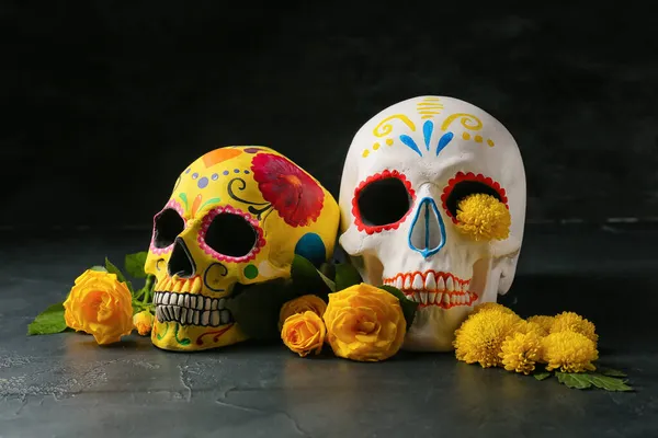 墨西哥死者纪念日 Dia Muertos 用深色背景的花朵来装饰人类骷髅 — 图库照片
