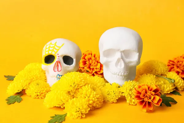 멕시코의 죽음의 상징하는 인간의 두개골 Dia Muertos 과노란 배경의 — 스톡 사진