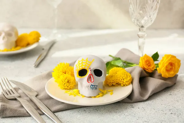 Nakrycie Stołu Malowaną Ludzką Czaszką Dzień Zmarłych Meksyku Dia Muertos — Zdjęcie stockowe