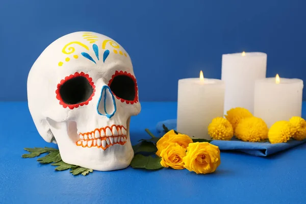 멕시코의 죽음의 Dia Muertos 기념하여 그려진 사람의 두개골에는 배경에 태우고 — 스톡 사진