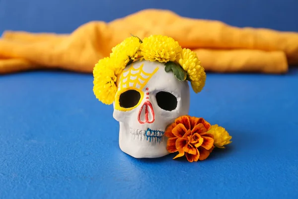 メキシコの死者の日 Dia Muertos のための人間の頭蓋骨と青い背景の花を描いた — ストック写真